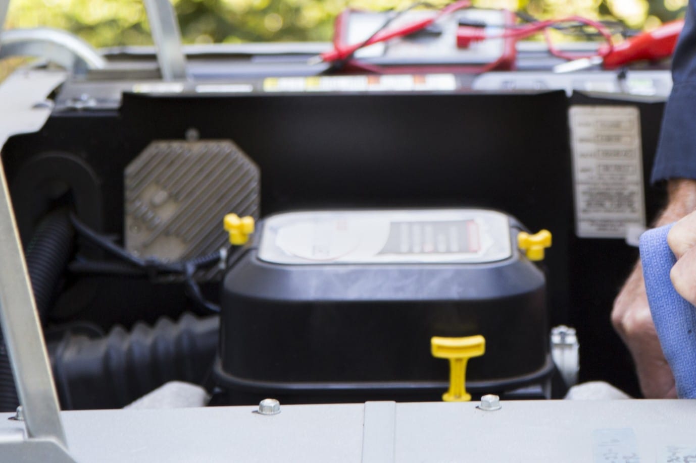 Checks the oil in the generator, Backup generator monitoring.